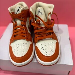 WMNS AIR JORDAN 1 MID SE